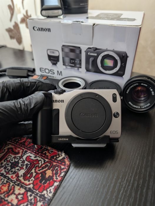 Kit Canon EOS M cu maner grip, 4 baterii 2 obiecte si altele