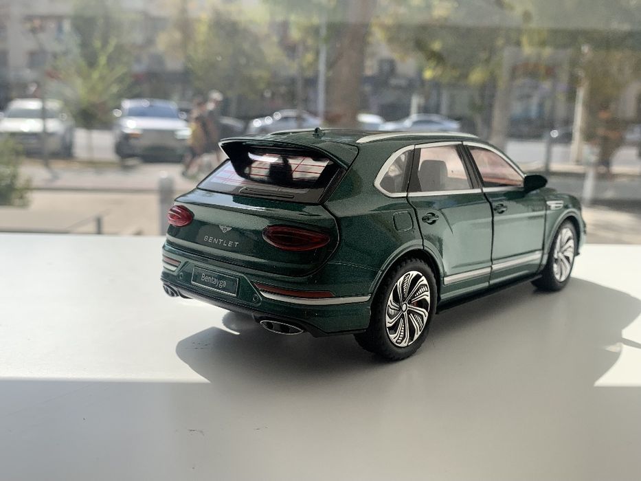 Modelka Bentley Bentyaga 1:24