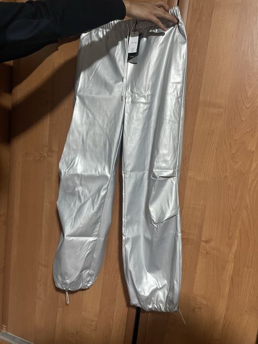 Штаны новые , с биркой , купила и не понравилось, размер м.