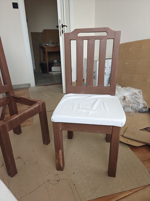 Масивна маса със столове