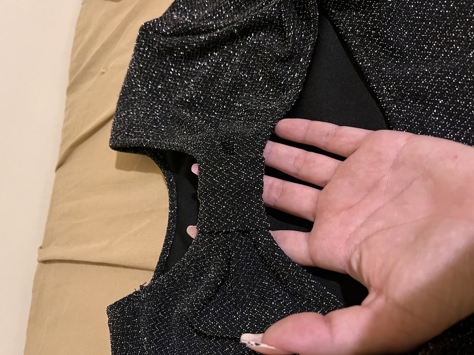 Блестяща черна рокля