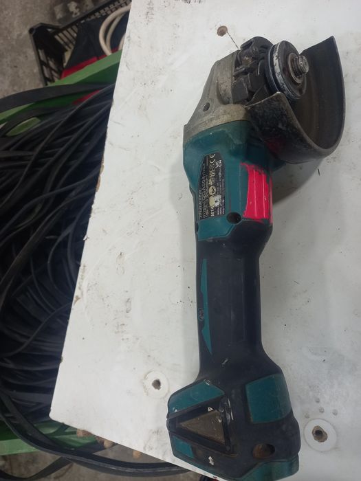 Акумулаторен ъглошлайф Makita