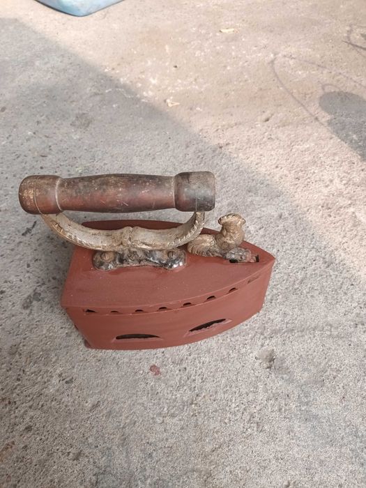 Продавам 100 годишна ютия, която е работила със жар!