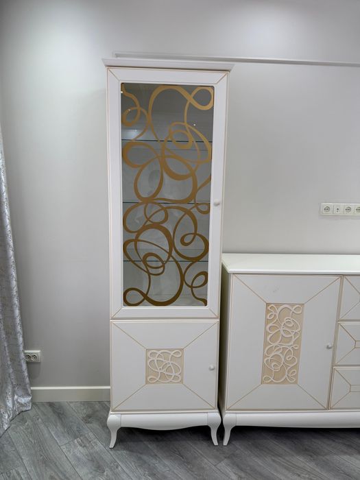 Шкаф витрина в гостиную