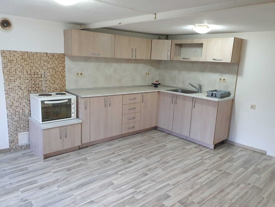 с.Енина самостоятелна къща на 2 етажа, двор 500 кв.м.