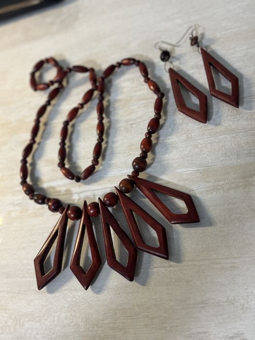 Колье и серьги из красного дерева СССР