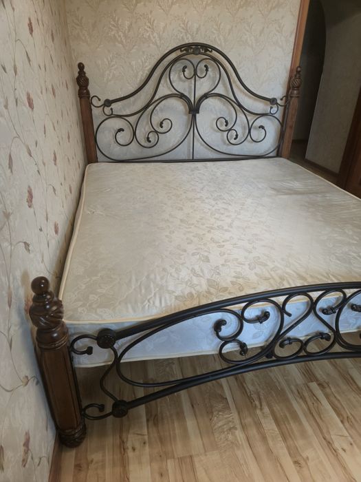 Двуспальная кровать