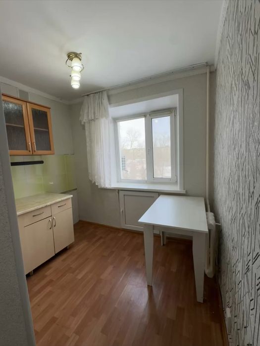 Продам квартиру район кафе весна.