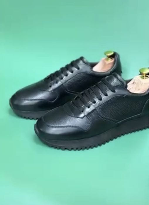 Продам кожаные кроссовки