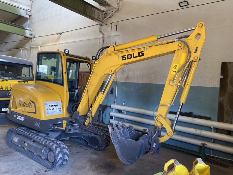 Мини-экскаватор, гидромолот