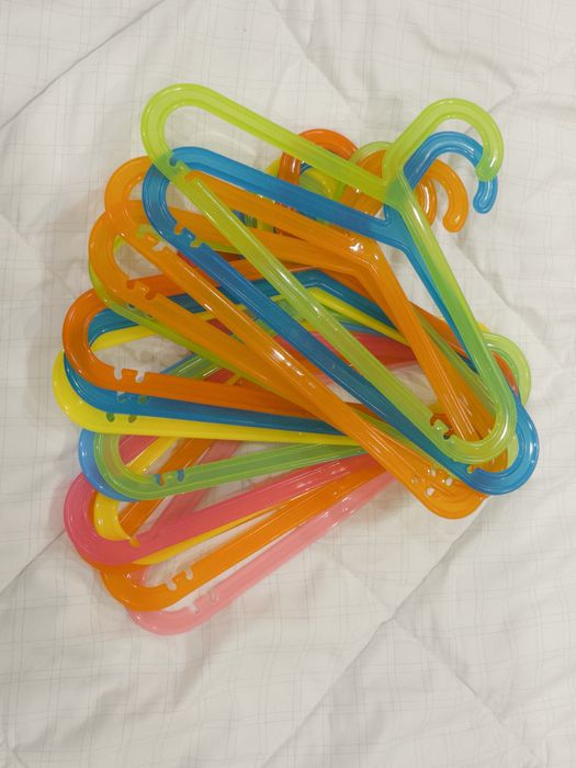 15 цветных вешалок