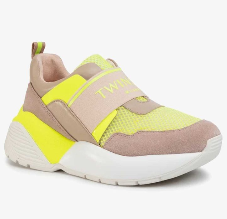 Предлага сникърси на Twinset, размер 37 слагани веднъж.