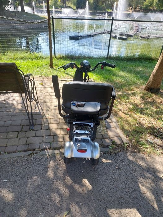 Vînd cărucior electric cu 3 viteze autonomia 30-40km este pliabil bate
