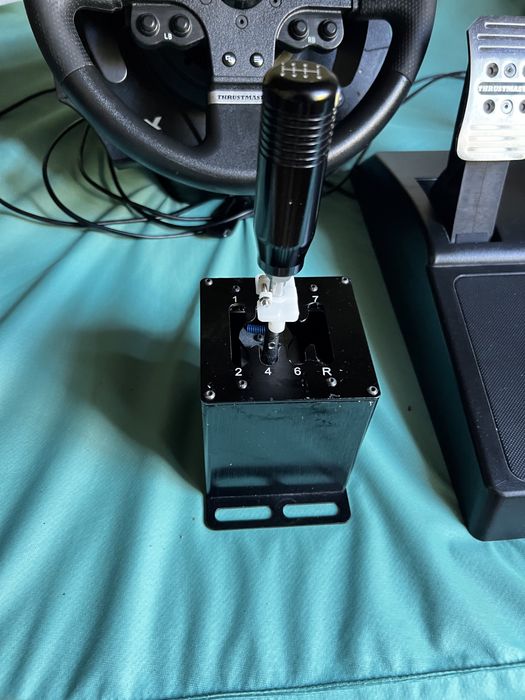 Set Volan Thrustmaster TMX PRO cu pedale si schimbator