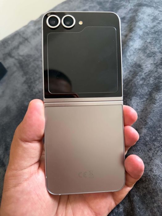 Продавам Samsung Z flip 6 много гледан и пазен