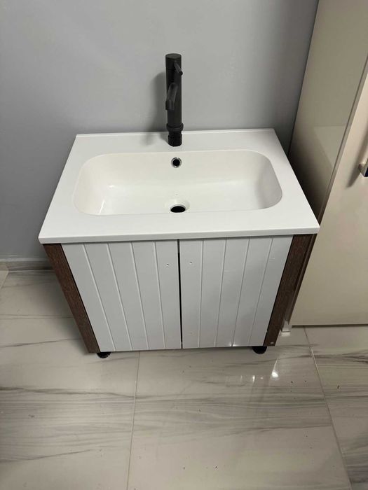 Шкаф за баня с мивка и батерия