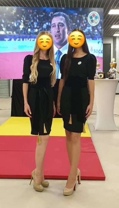 Шесть роскошных, золотых вечерних костюмов