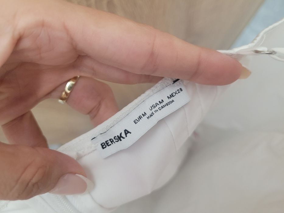 Къса бяла рокля Bershka