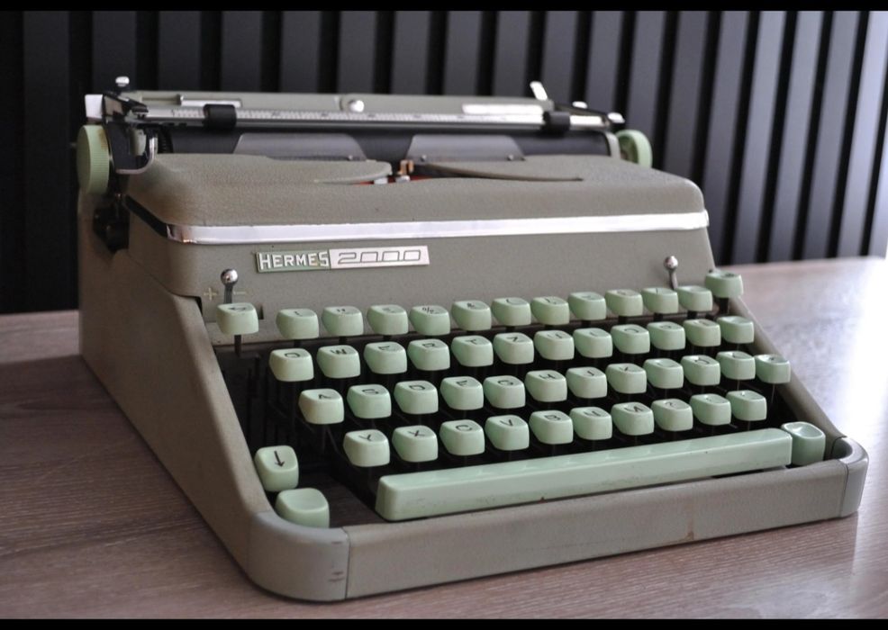 Mașină scris Hermes 2000