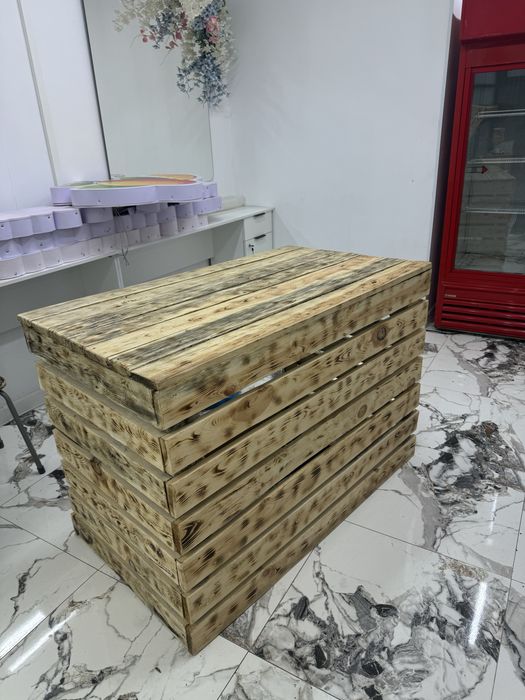 Продается полка ветрина и стол