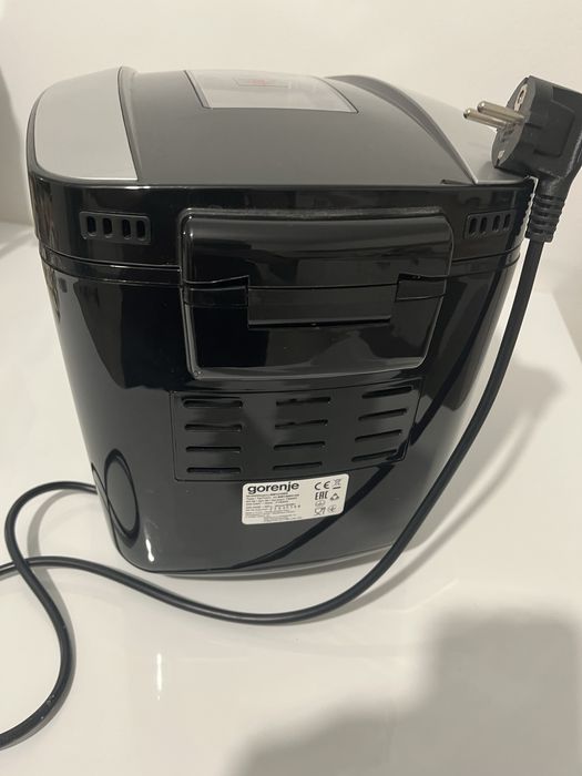 Masina de facut paine ( nici folia nu sa luat de pe ea)