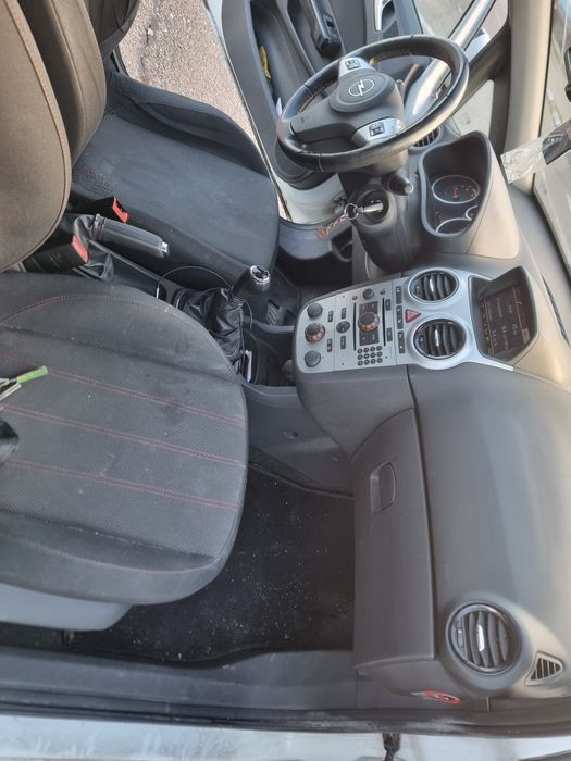 Vand Corsa d 1.7 cdti 125 cai 2009 kit + volanta schimbate  la 250000k