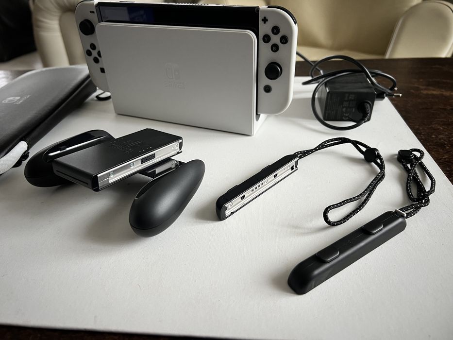 Consola Nintendo Switch OLED cu husa si 2 jocuri incluse
