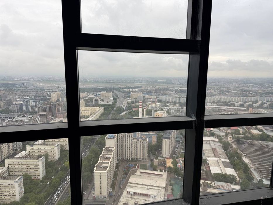 Срочно продаётся в PIRAMIT TOWER 52,6 кв.м коробка на 45- этаже.