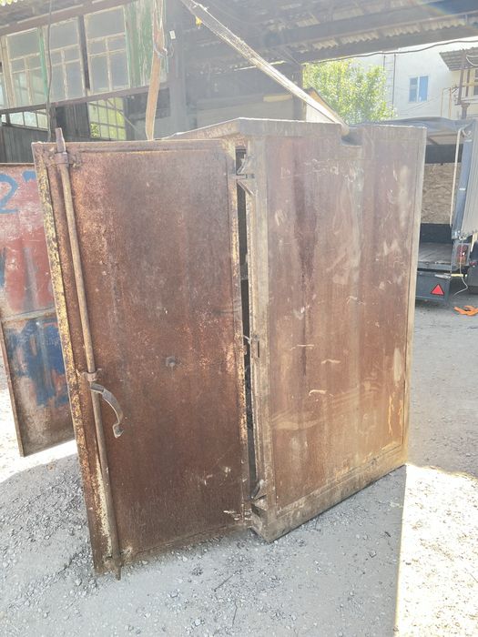 Сейф металический