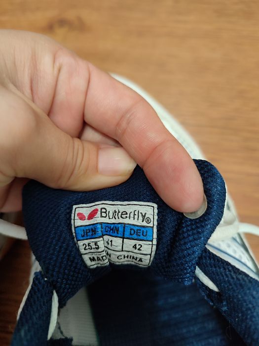 Продам кроссовки Батерфляй