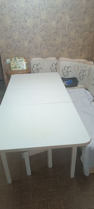 Стол и табуретки