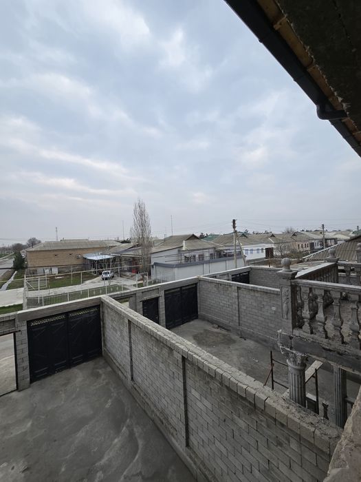 Gulistonning markazida 2 etajli uylar sotiladi.