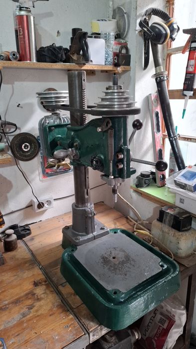 Сверлильный станок сотилади.Состояние отличное.Работает на 220вольт.