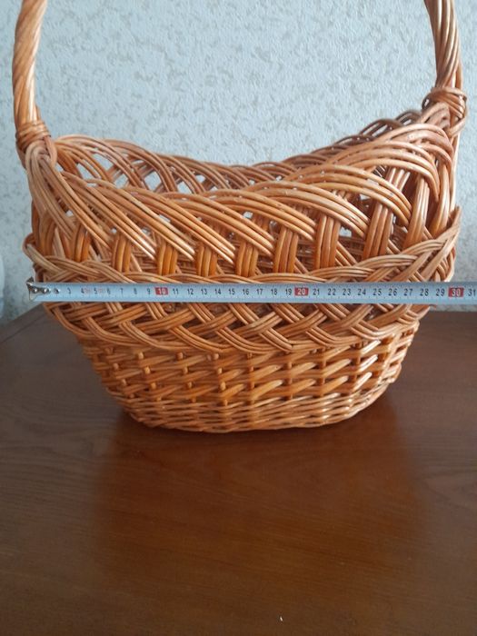 Продам  плетёную корзину.