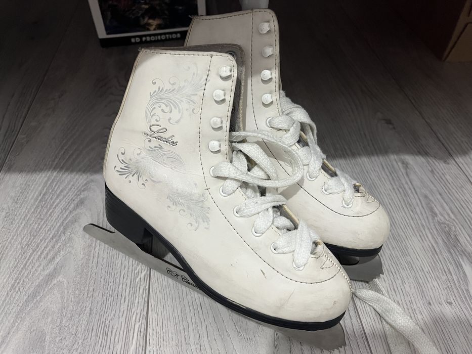 Продам коньки 1000тг