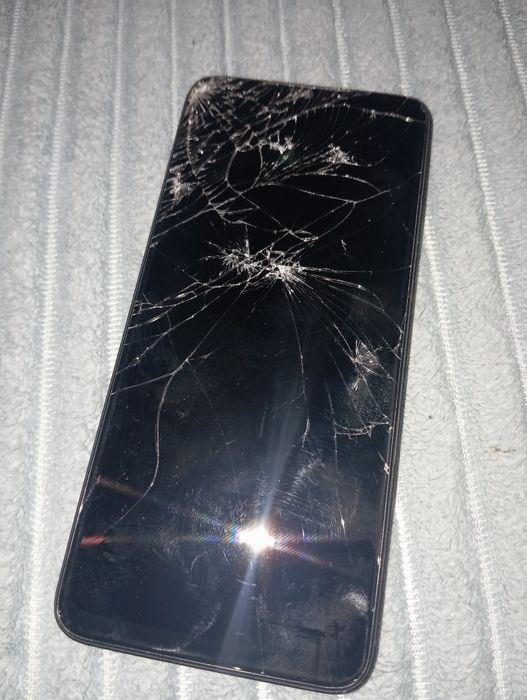 Телефон на запчасти. Упал)