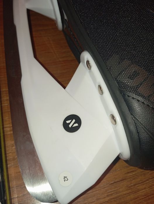 Коньки и клюшку продам