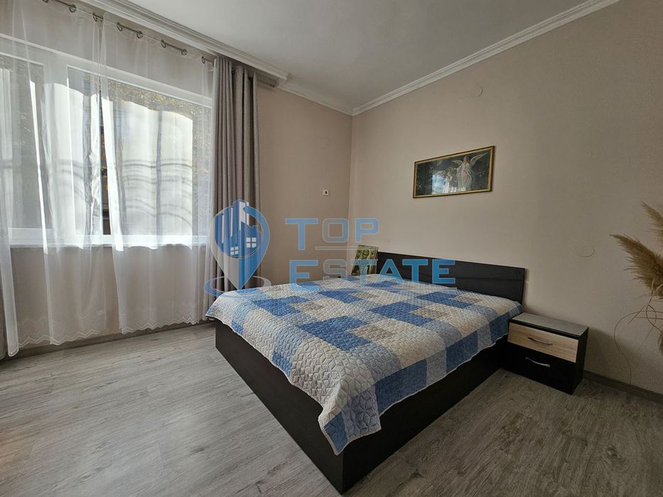 Триетажна обзаведена къща с два гаража в Горна Оряховица