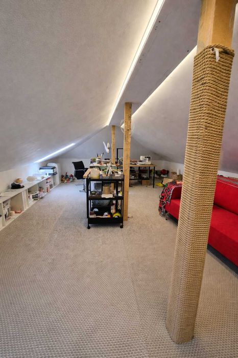 Casă contemporană cu grădină, spații versatile și intimitate–Crevedia