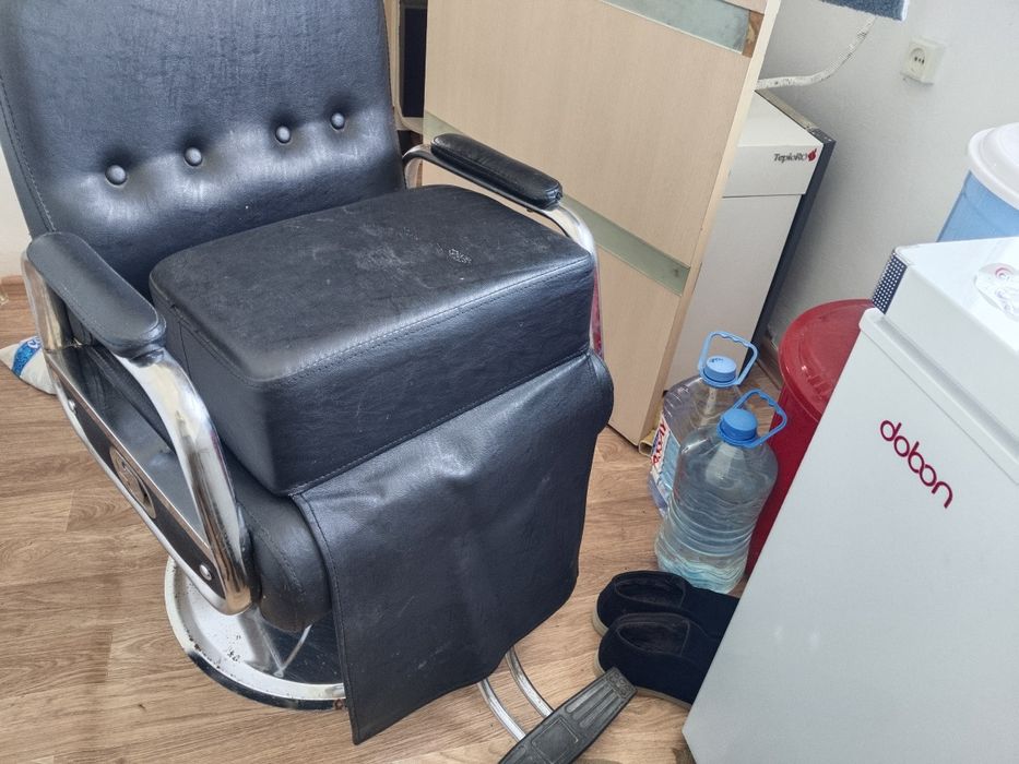 Продам парикмахерское кресло и зеркало.