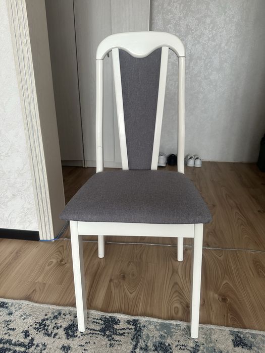 Продам малайзийский кухонный стол со стульями.