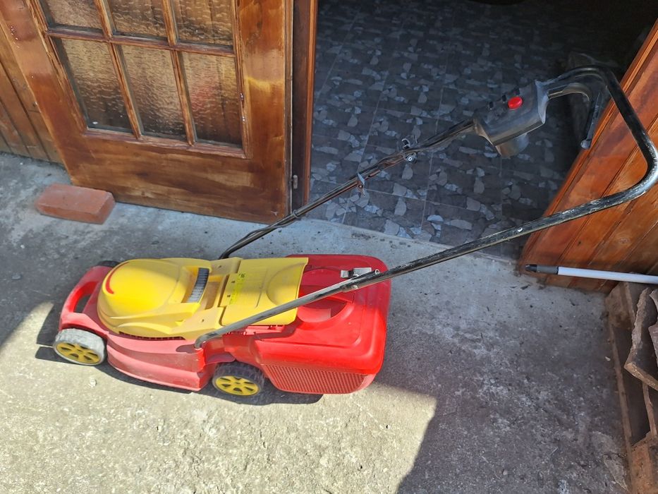 Vand  urgent masina tuns iarba pe curent