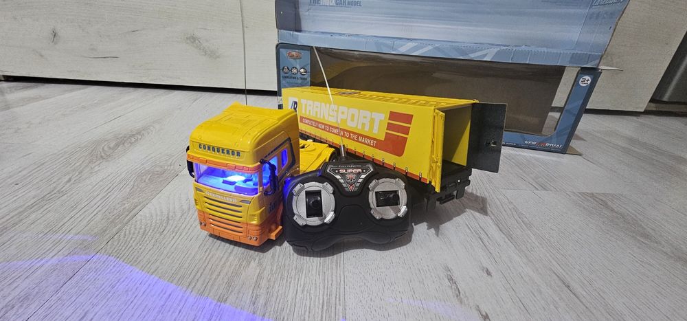 Camion cu remorca si feon de jucărie Braun