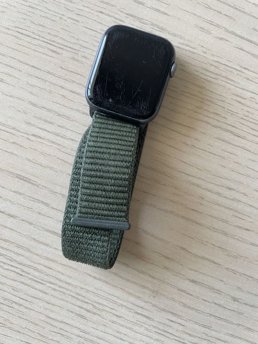 Продам  часы Apple Watch Series 4, 44 мм.