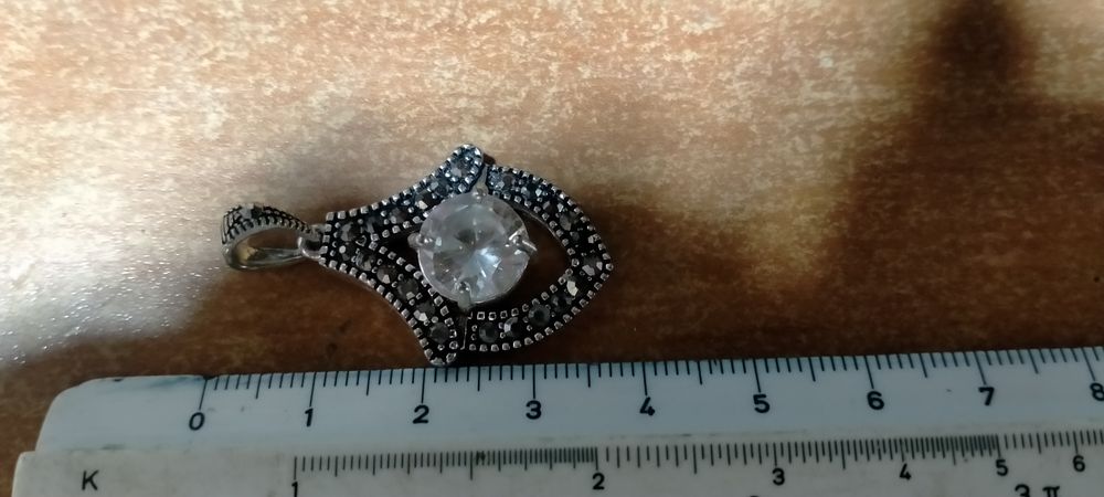 Кулоны, серёжки серебряные.