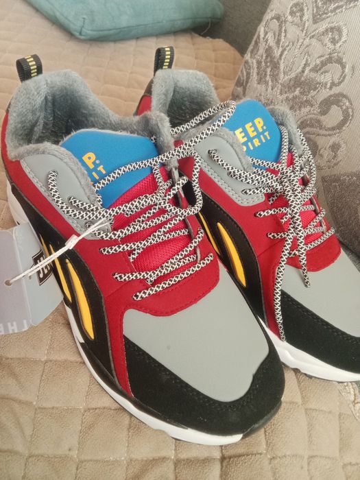 Продам кросовки фирмы Jeep