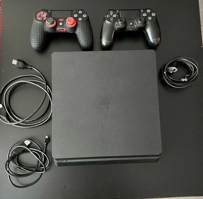 Playstation 4 с 2 контролера