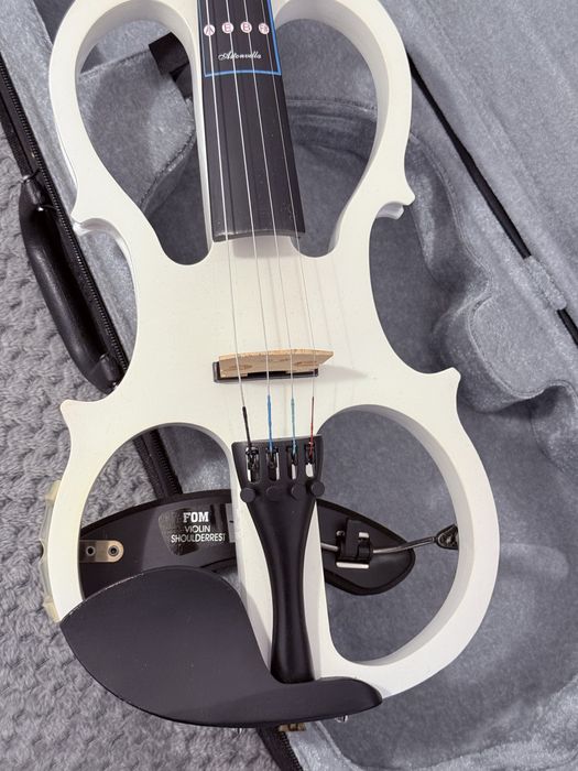 Vioara Electrica Aston Villa - 4/4 cu arcus, cutie si accesorii