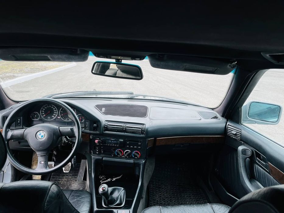 Машина БМВ е 34 525i