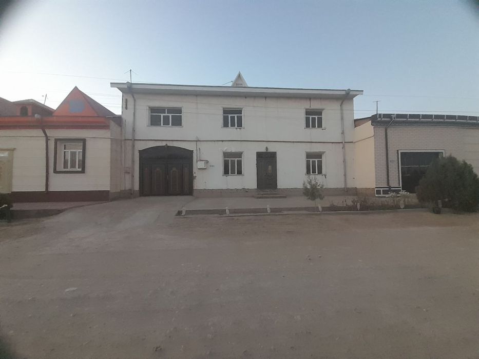 Икки каватли бино сотилади хамма жихозлари билан